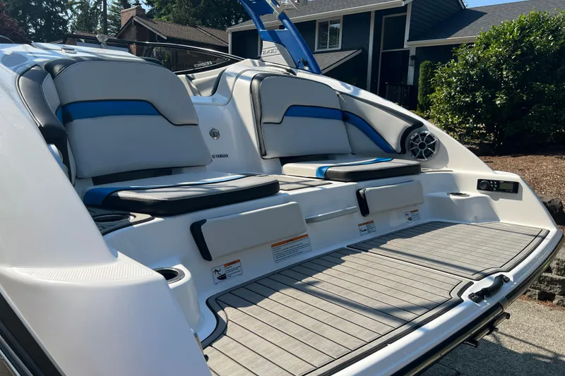 Slide: The Image of 2018 Yamaha Boats 242X swim platform with cushioned seating and speakers. - 8