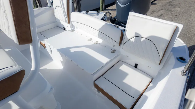 Slide: The Image of Stingray 206 CC 2025 - 11