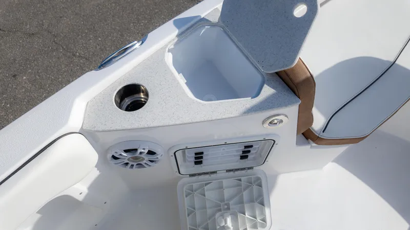 Slide: The Image of Stingray 206 CC 2025 - 18