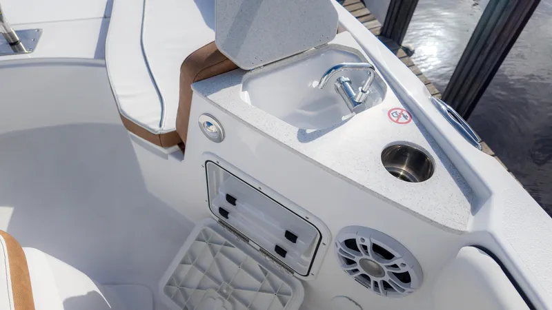 Slide: The Image of Stingray 206 CC 2025 - 21