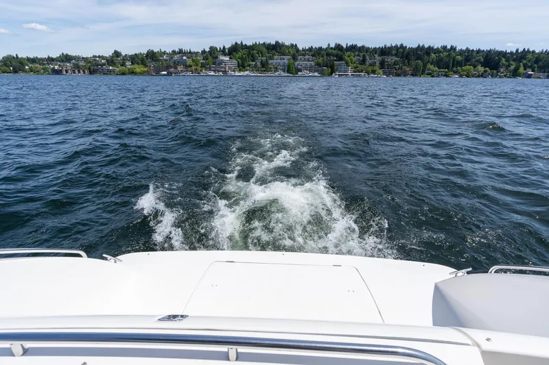 Slide: The Image of Wake behind 1998 Avanti 4085 Sunbridge boat on a scenic lake. - 60