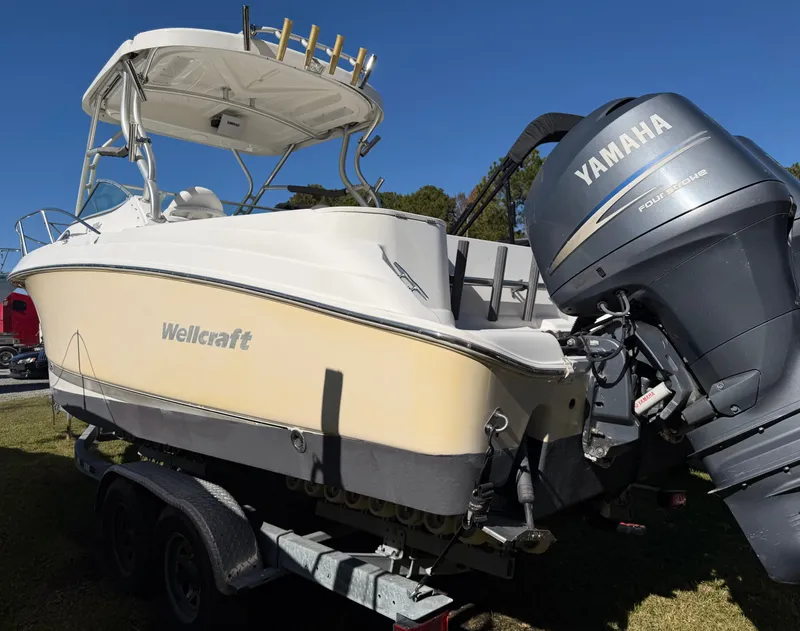 Slide: The Image of Wellcraft 252 Coastal 2005 - 6