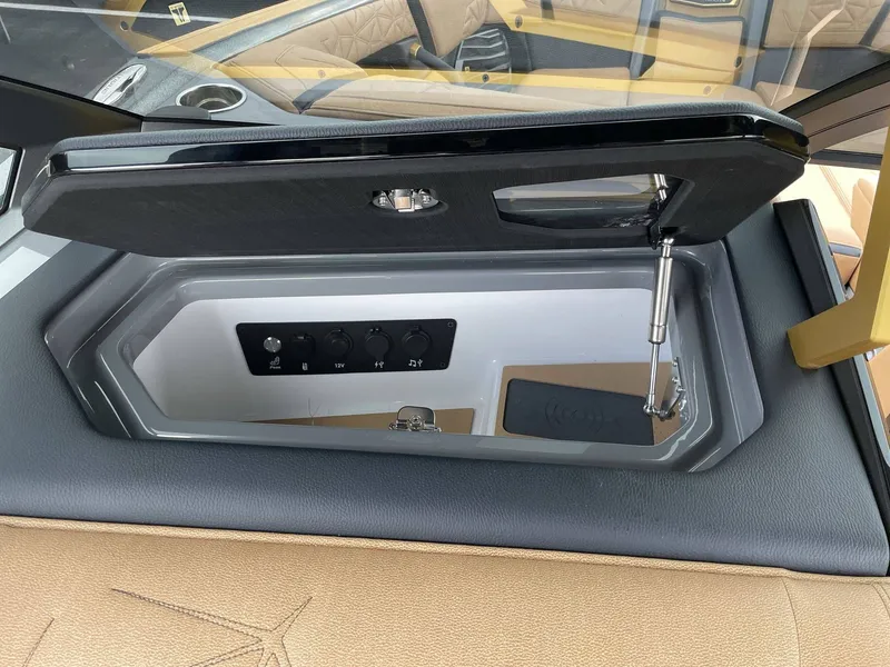 Slide: The Image of Nautique Paragon 25 2026 - 16