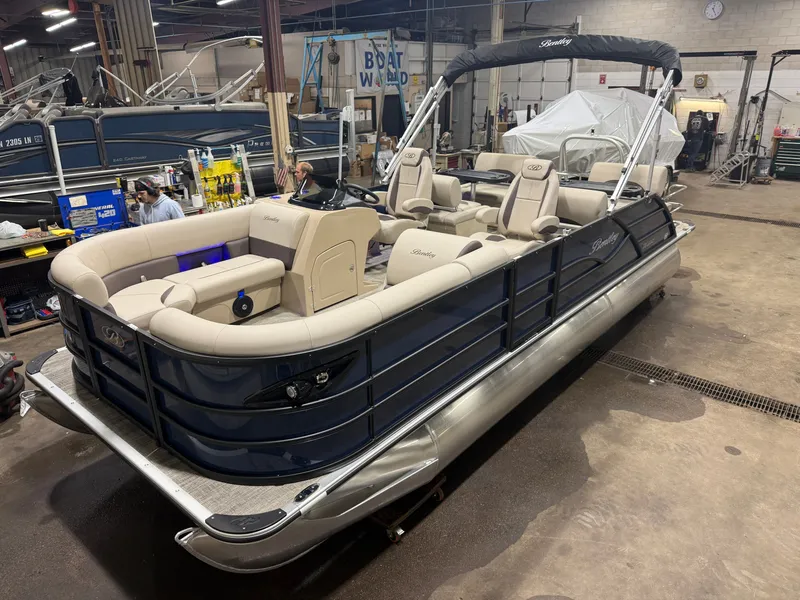 The Image of Bentley Pontoons Legacy 220 QSB Swingback & Honda 4-Stroke EFI 2026 - 1
