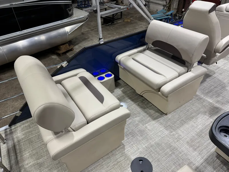 Slide: The Image of Bentley Pontoons Legacy 220 QSB Swingback & Honda 4-Stroke EFI 2026 - 20
