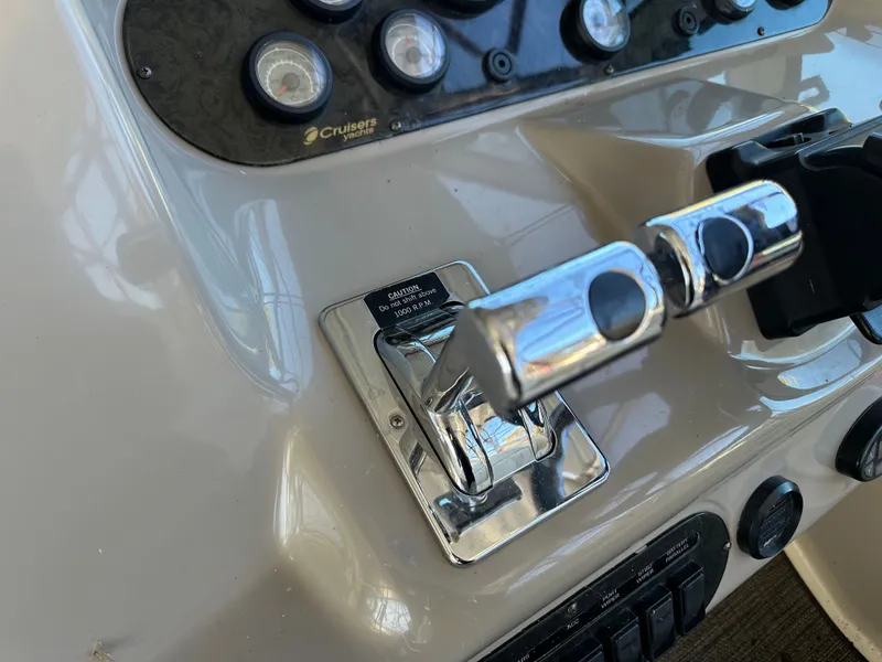 Slide: The Image of Cruisers 320 Express 2005 - 22