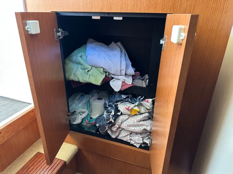 Slide: The Image of Cruisers Yachts 320 Express 2005 - 31