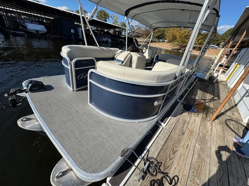 Slide: The Image of Manitou 230 Aurora 2016 - 11