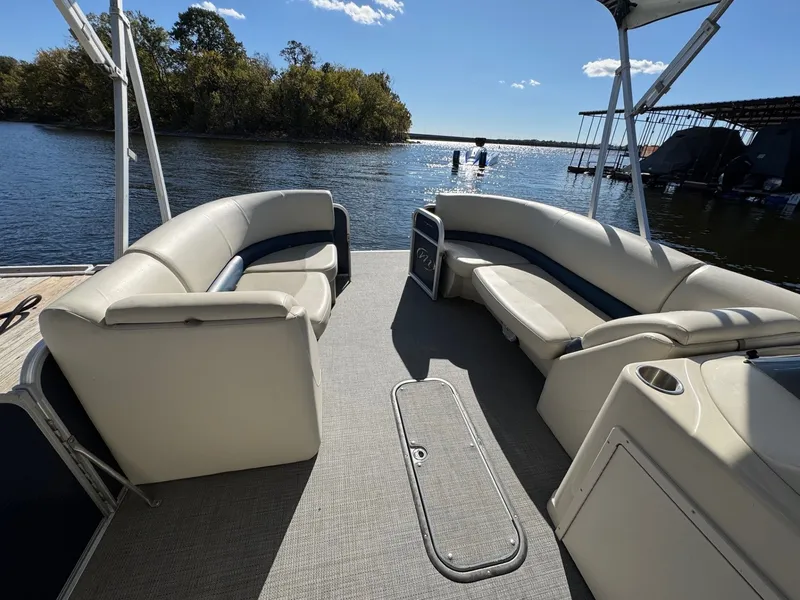 Slide: The Image of Manitou 230 Aurora 2016 - 13