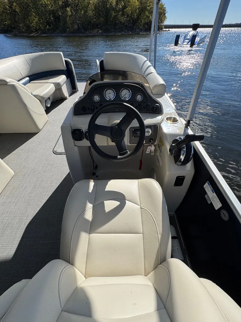 Slide: The Image of Manitou 230 Aurora 2016 - 14