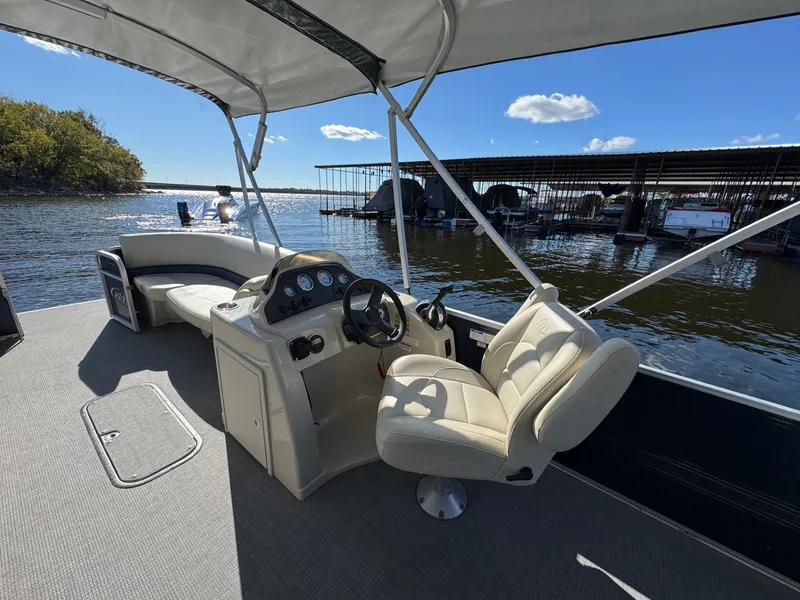 Slide: The Image of Manitou 230 Aurora 2016 - 15