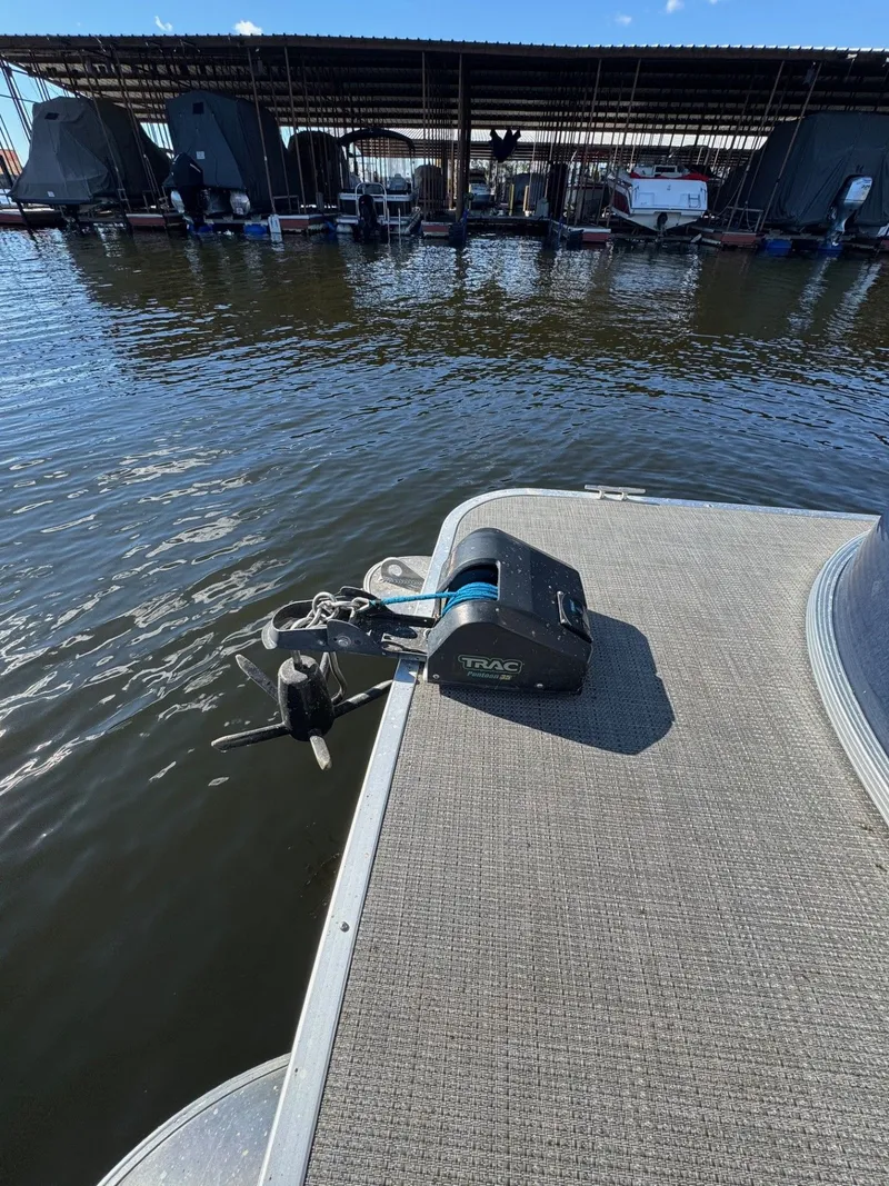 Slide: The Image of Manitou 230 Aurora 2016 - 20