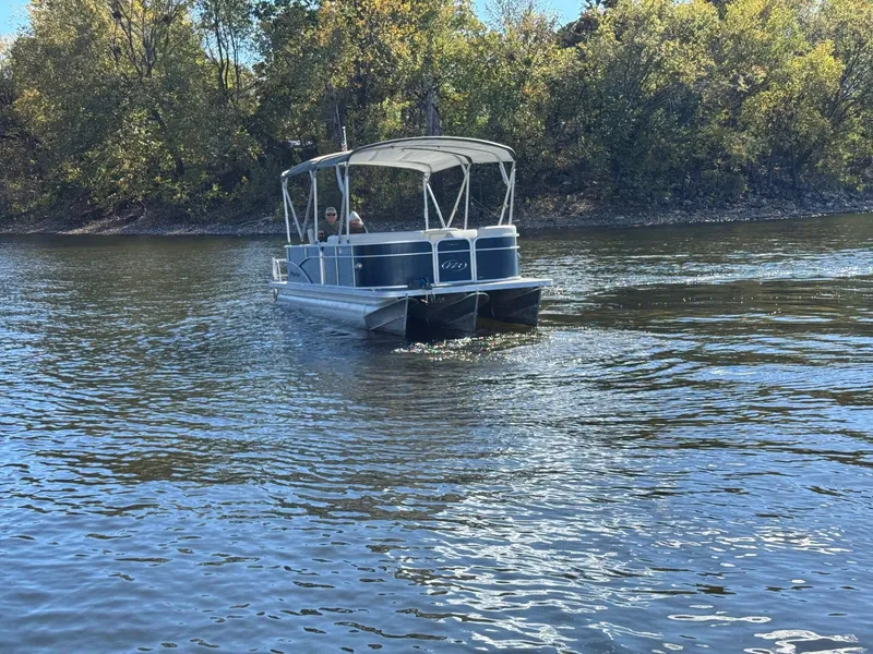 Slide: The Image of Manitou 230 Aurora 2016 - 6