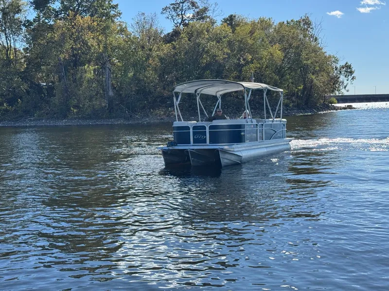 Slide: The Image of Manitou 230 Aurora 2016 - 9