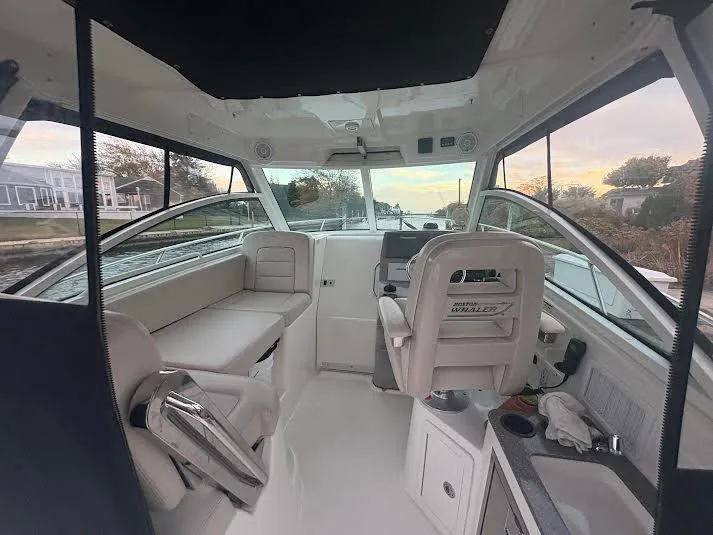Slide: The Image of Boston Whaler 315 Conquest 2017 - 10