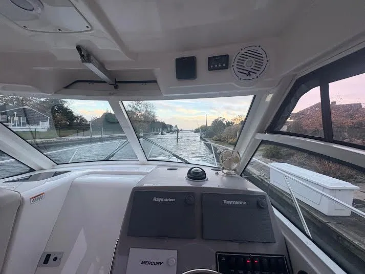 Slide: The Image of Boston Whaler 315 Conquest 2017 - 14