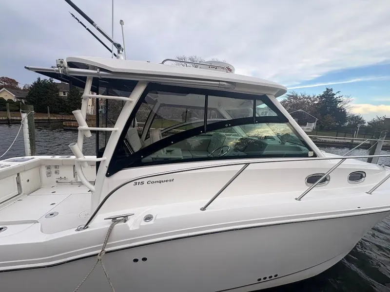 Slide: The Image of Boston Whaler 315 Conquest 2017 - 2