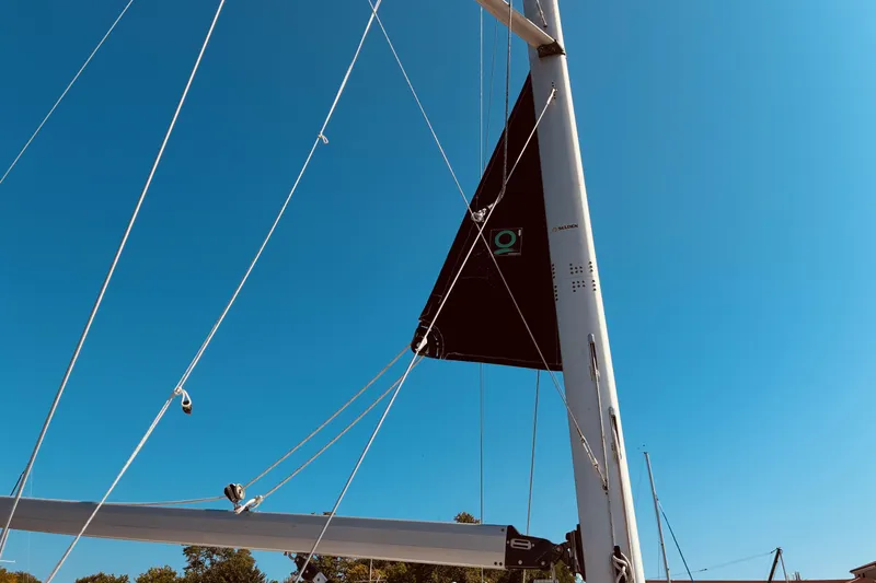 Slide: The Image of Mast and rigging of a 2005 Hunter 33 sailboat against a clear blue sky. - 21