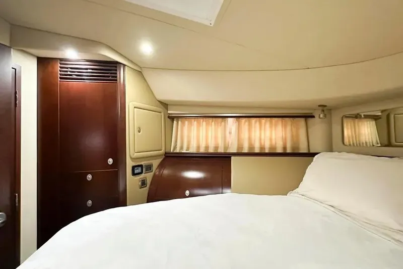 Slide: The Image of Luxurious cabin interior of 2006 Sea Ray 580 Sedan Bridge yacht. - 40