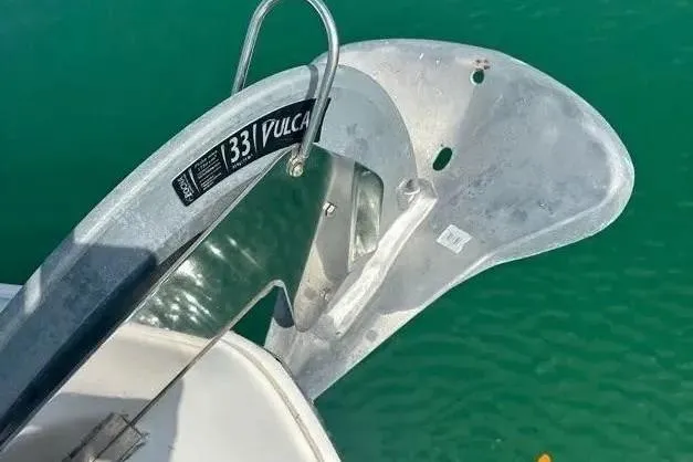 Slide: The Image of Anchor of 2006 Sea Ray 580 Sedan Bridge in clear water. - 42