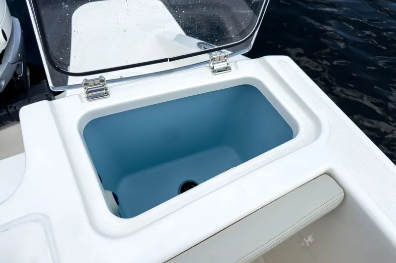 Slide: The Image of Boston Whaler 280 Vantage 2026 - 10