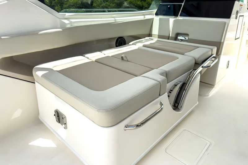Slide: The Image of Boston Whaler 280 Vantage 2026 - 11