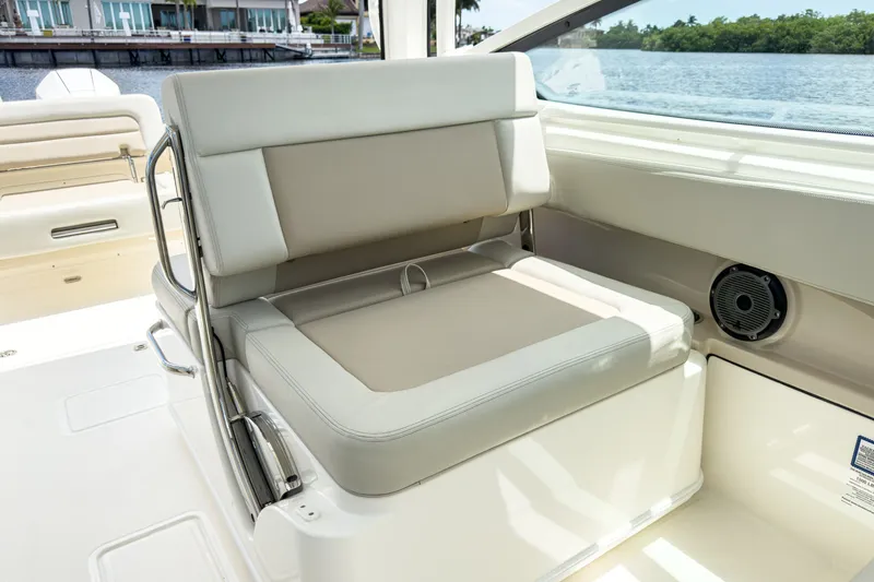 Slide: The Image of Boston Whaler 280 Vantage 2026 - 12