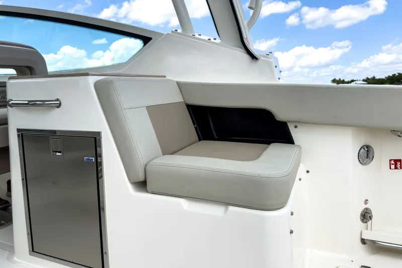 Slide: The Image of Boston Whaler 280 Vantage 2026 - 13