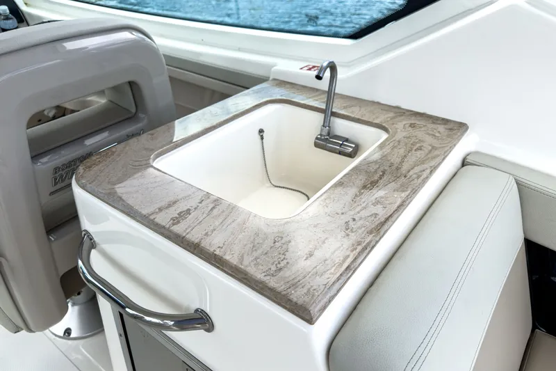 Slide: The Image of Boston Whaler 280 Vantage 2026 - 14