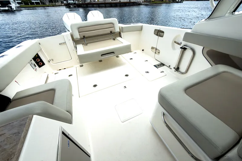 Slide: The Image of Boston Whaler 280 Vantage 2026 - 16