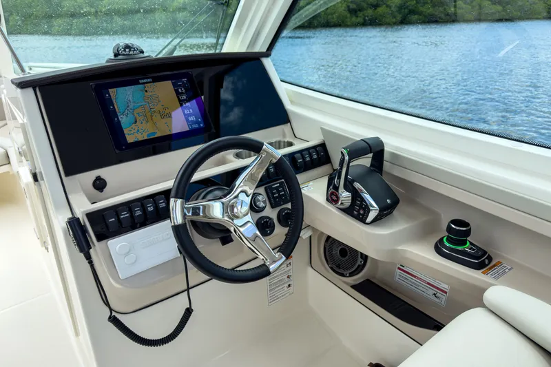 Slide: The Image of Boston Whaler 280 Vantage 2026 - 17