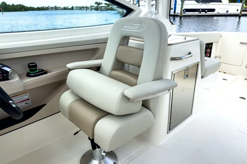 Slide: The Image of Boston Whaler 280 Vantage 2026 - 18