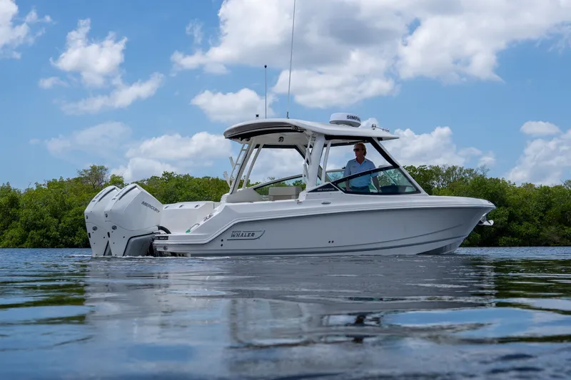 Slide: The Image of Boston Whaler 280 Vantage 2026 - 23