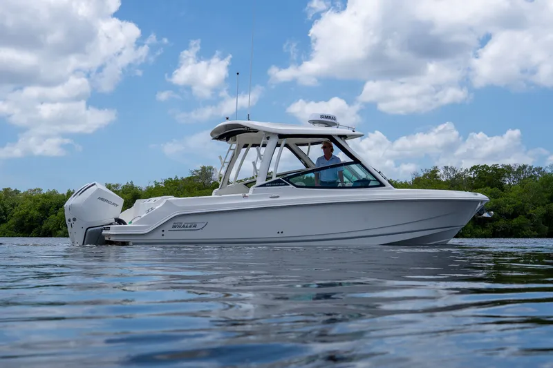 Slide: The Image of Boston Whaler 280 Vantage 2026 - 24
