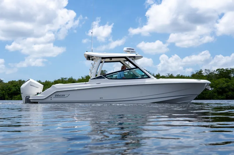 Slide: The Image of Boston Whaler 280 Vantage 2026 - 25