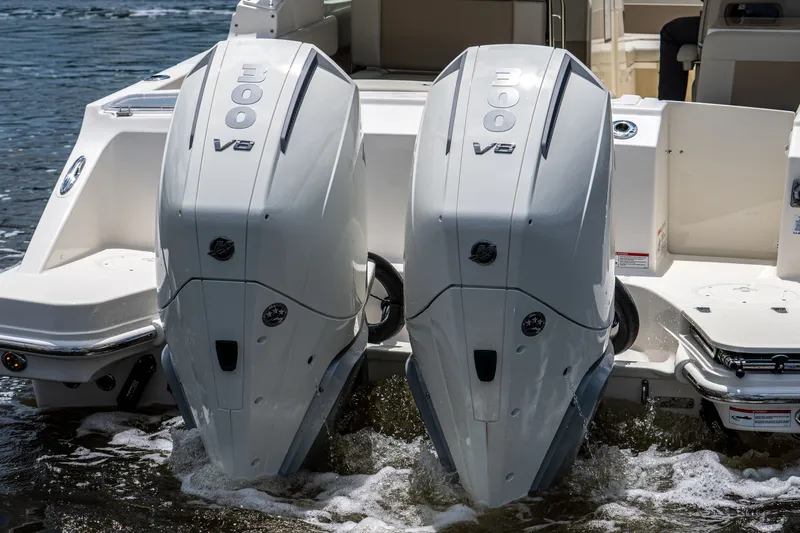 Slide: The Image of Boston Whaler 280 Vantage 2026 - 4