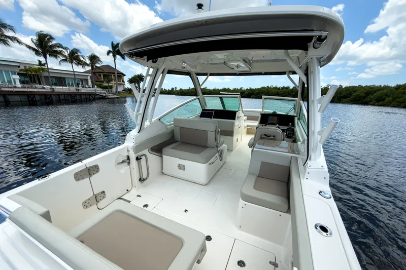 Slide: The Image of Boston Whaler 280 Vantage 2026 - 5