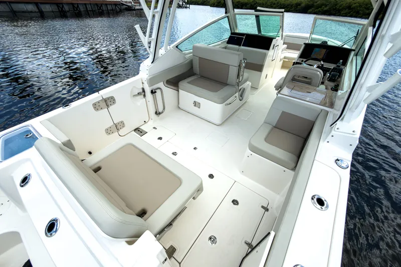 Slide: The Image of Boston Whaler 280 Vantage 2026 - 6
