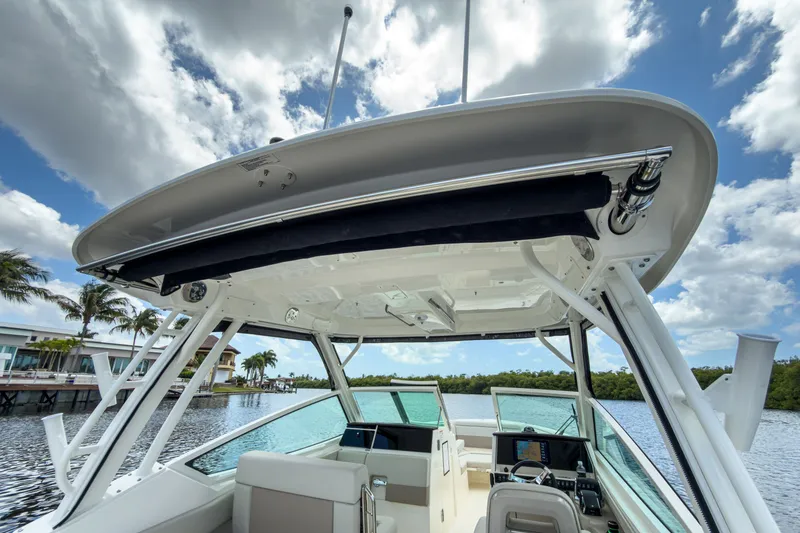 Slide: The Image of Boston Whaler 280 Vantage 2026 - 7
