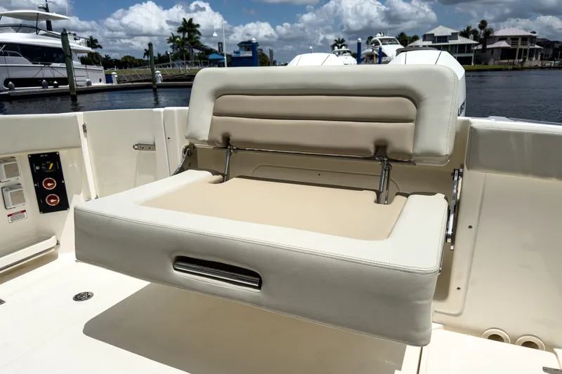Slide: The Image of Boston Whaler 280 Vantage 2026 - 8