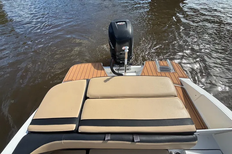 Slide: The Image of 2015 Sea Ray 21 SPX OB boat with outboard motor on water. - 4