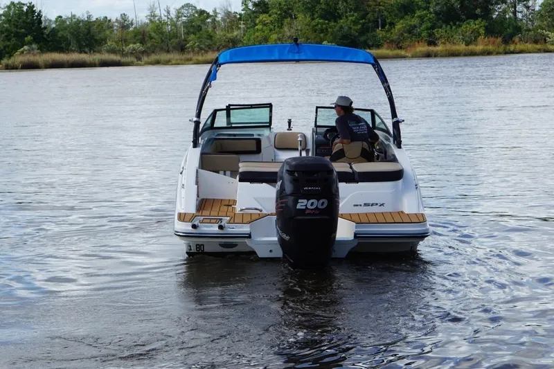 Slide: The Image of 2015 Sea Ray 21 SPX OB boat on water, rear view with outboard motor. - 7