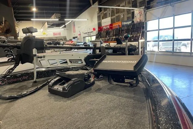 Slide: The Image of 2003 Ranger 185 VX boat interior with Humminbird fish finder in a showroom. - 9