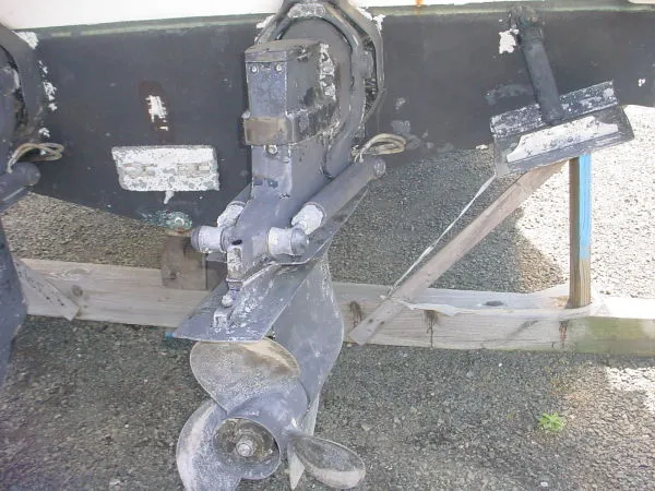 Slide: The Image of 1998 Maxum 3000SCR boat stern drive and propeller on display. - 13