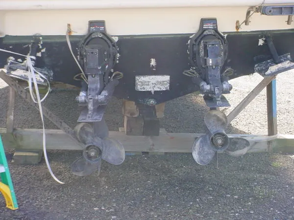 Slide: The Image of 1998 Maxum 3000SCR boat stern with dual propellers and outdrives on display. - 15