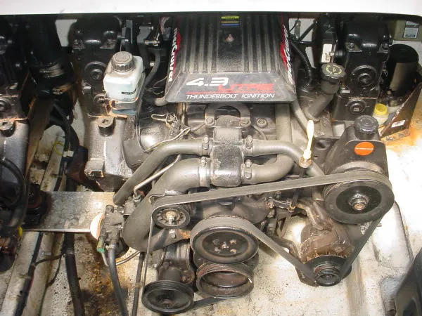 Slide: The Image of Engine of a 1998 Maxum 3000SCR boat, featuring a 4.3L Thunderbolt ignition system. - 17