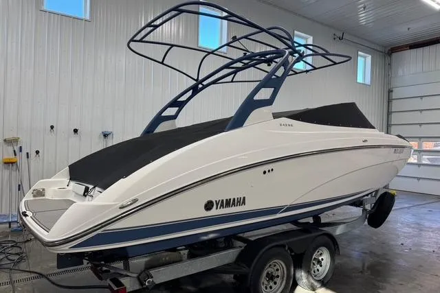 Slide: The Image of 2020 Yamaha Boats 242SE on trailer in indoor storage facility. - 5