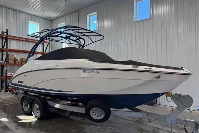 Slide: The Image of 2020 Yamaha Boats 242SE on trailer in indoor storage facility. - 6