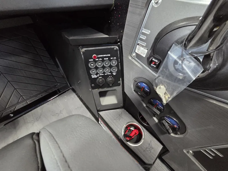 Slide: The Image of Vexus Boats DVX20s 2026 - 22