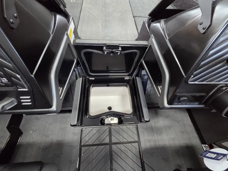 Slide: The Image of Vexus Boats DVX20s 2026 - 26